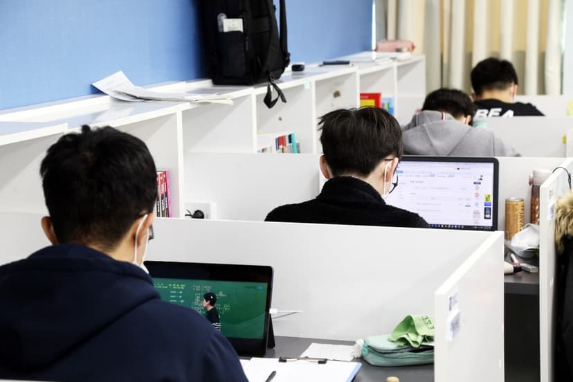 인터넷 강의와 교재로 공부하는 학생들의 책상