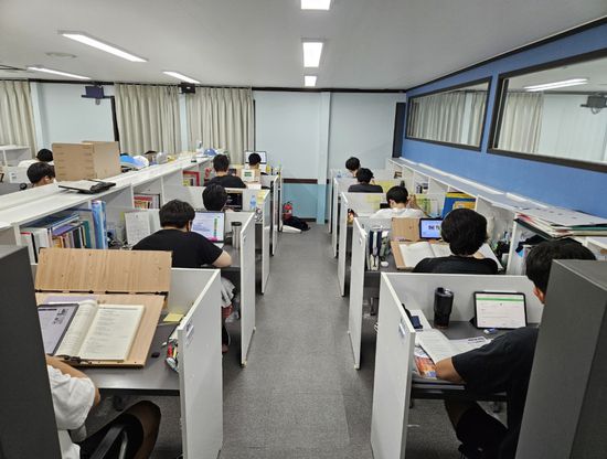 에듀셀파독학기숙학원 남학생캠퍼스 자습실
