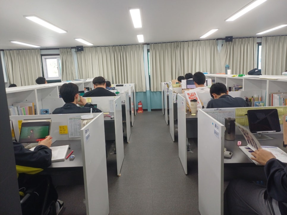 에듀셀파 남학생 기숙학원 학습실